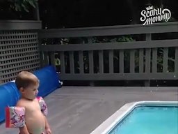 Kiedy mama uczy dzieci skoków do basenu