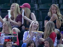 Co robią kobiety w czasie meczu baseballu?