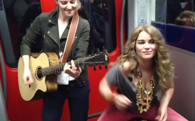 Utalentowany pasażer dołącza się do grających w metrze dziewczyn