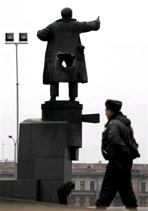 Lenin wysadzony w Petersburgu, Rosja